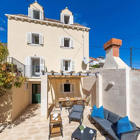 Stunning House In The Old Town By Irundo