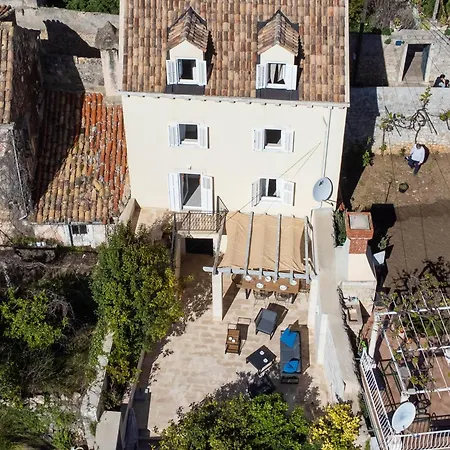 Stunning House In The Old Town By Irundo *