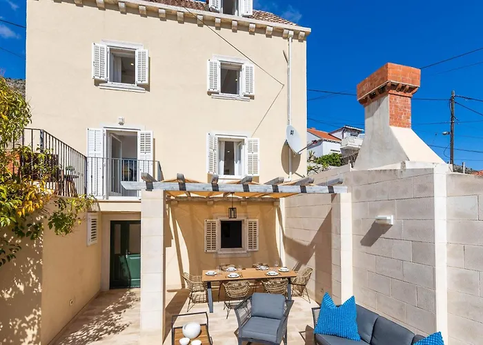 Stunning House In The Old Town By Irundo